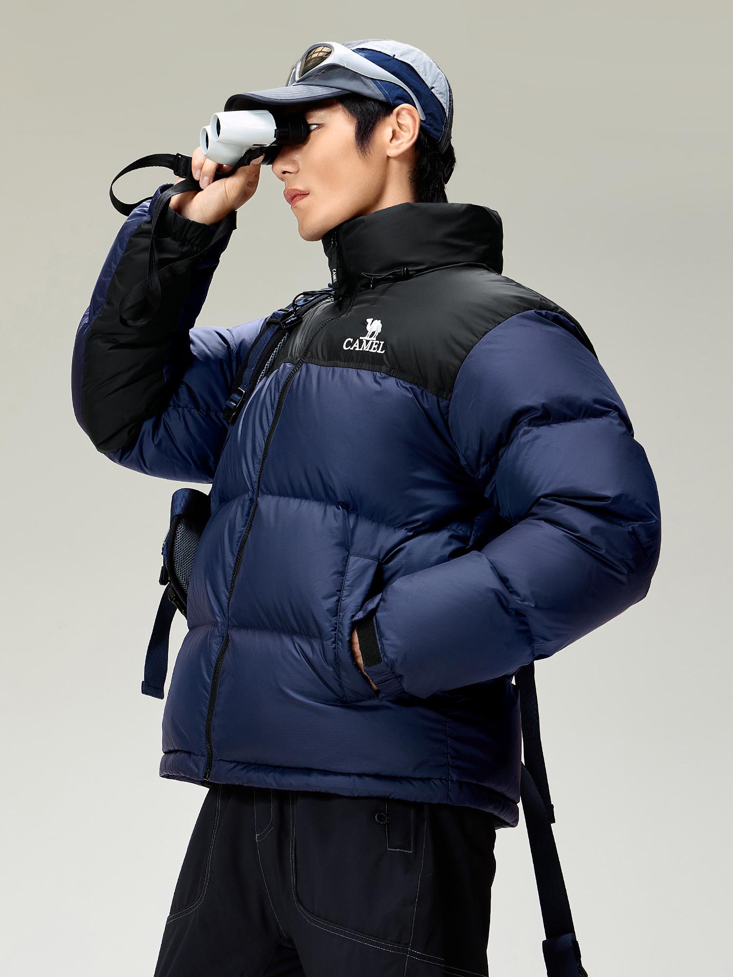 Camel/骆驼 1996系列 火山 拒水可脱卸帽拼色防风防雨热反射升温锁温防寒热能速暖加绒加厚暖绒抗寒防钻绒蓄热轻户外白鸭绒可拆卸连帽羽绒服 734CA6B605 幻影黑/子夜蓝