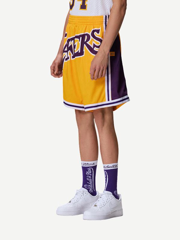 推荐商品：【李毅杰Pissy同款】MitchellNess Big Face2.0系列复古速干NBA芝加哥公牛队球裤球迷版SW字母印花网眼透气中腰直筒五分裤美式运动短裤 SHORBW19147 金紫/湖人