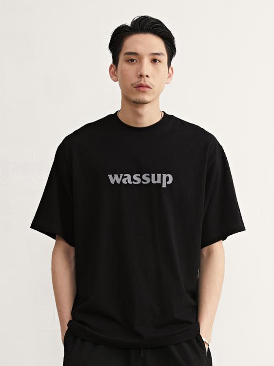 推荐商品：【杨舒予同款】WASSUP 基础logo系列毕业季纯色纯棉字母印花内搭圆领短袖T恤 SS18T001 黑底白字