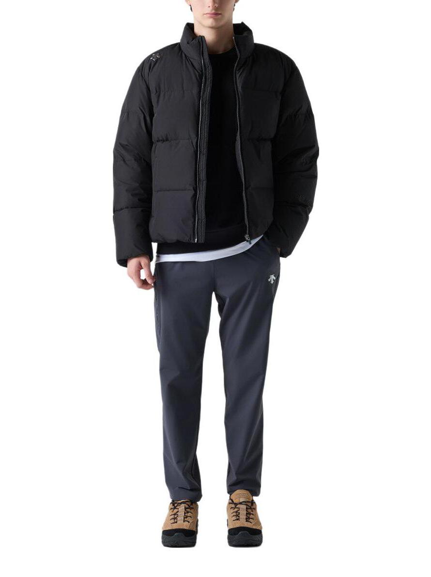 推荐商品：DESCENTE/迪桑特 拉链徽标长袖立领羽绒服 SQ423UDJO1 深黑