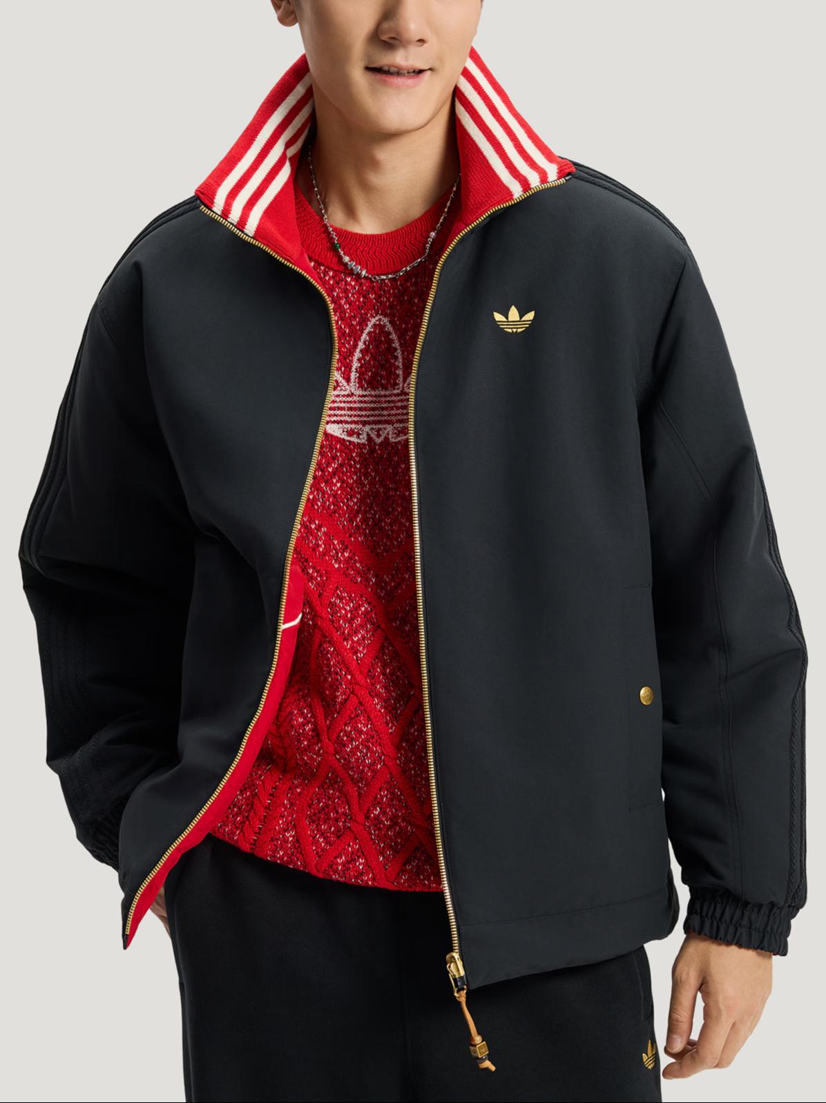 推荐商品：【何与同款】adidas Originals/三叶草 JACKET PADDED马年双面穿拉链落肩袖条纹长袖棉服 KT0639 黑