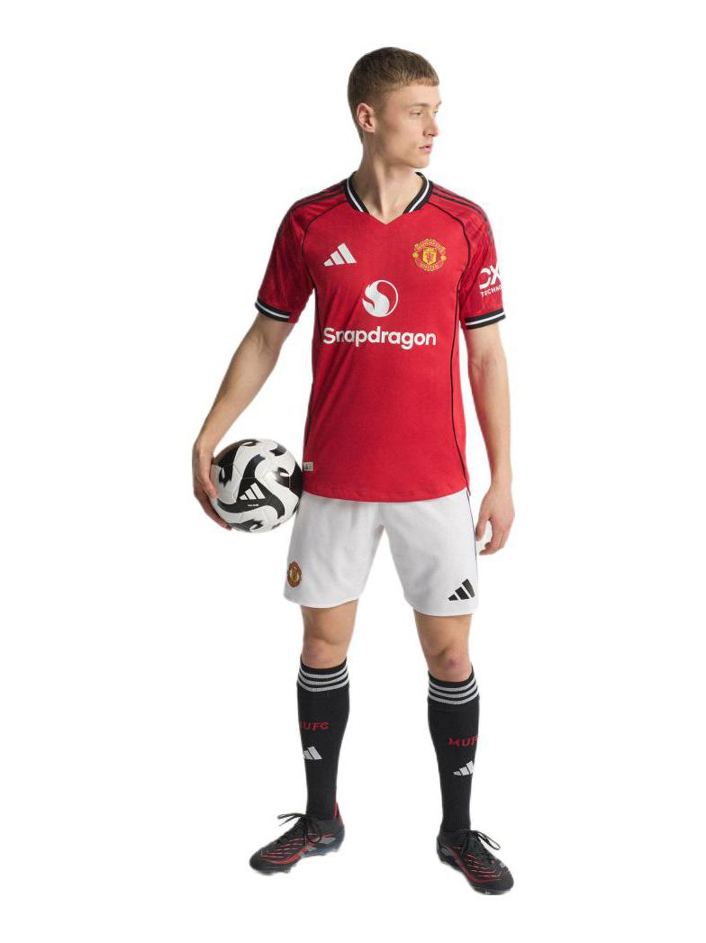 推荐商品：【哈里·马奎尔同款】adidas 足球系列曼联俱乐部 印花圆领短袖足球服 JI7428-日版 25-26/Home/球迷版