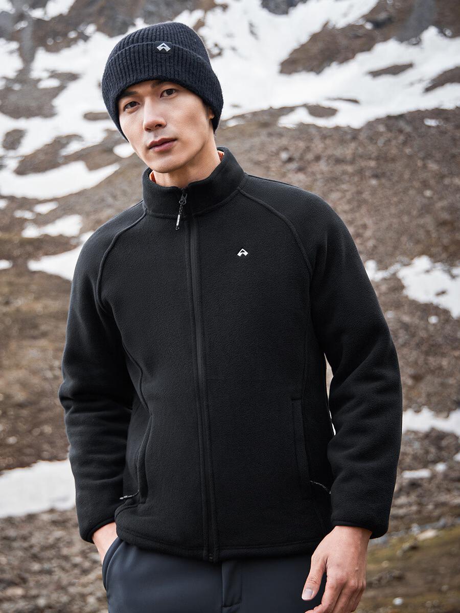 推荐商品：拓路者 双面加绒纯色摇粒绒感内胆抗静电加厚刺绣立领防风内搭抓绒衣 XRY023073 黑