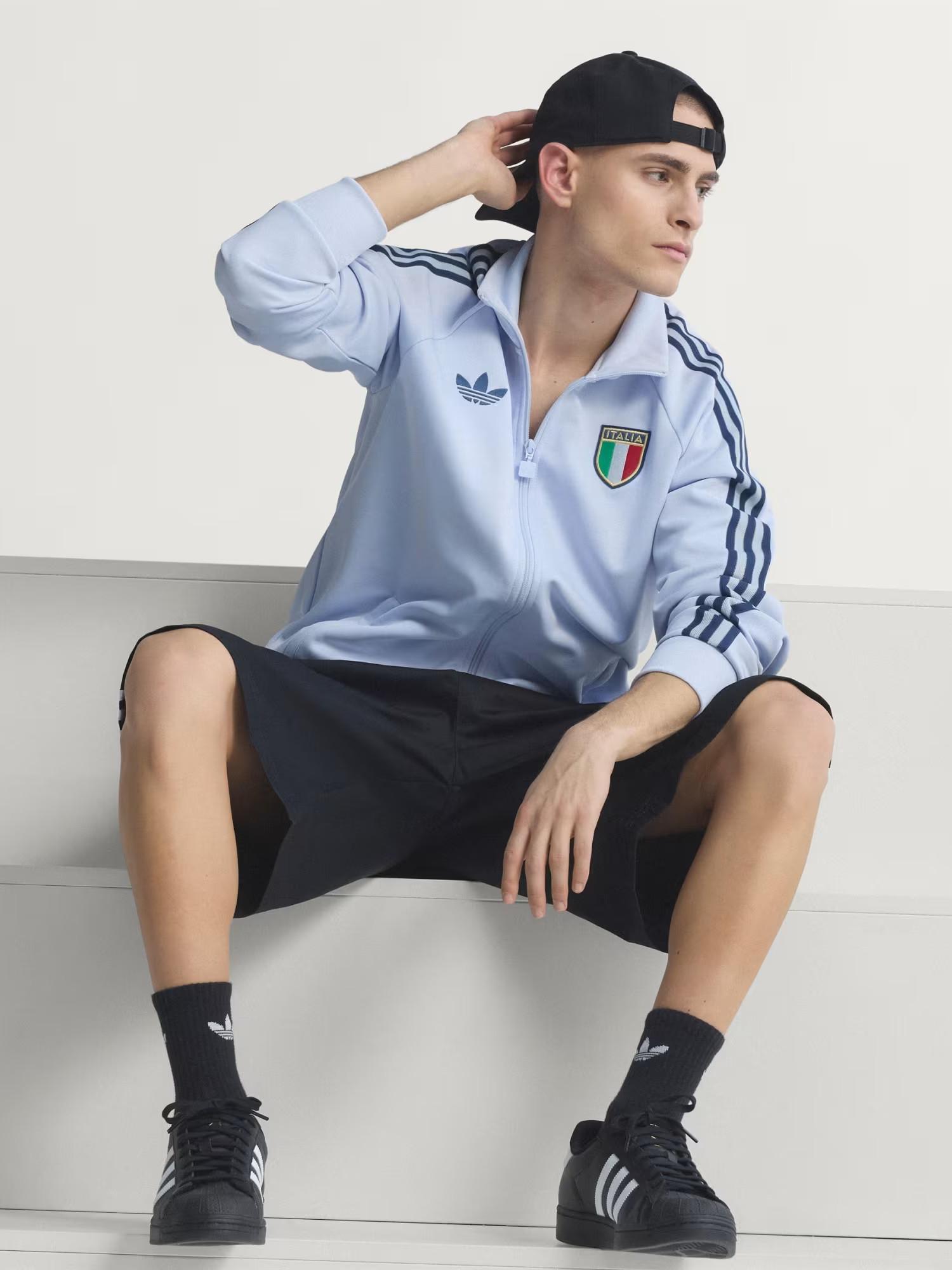 推荐商品：adidas Originals/三叶草 文化漏斗领足球服 航空蓝
