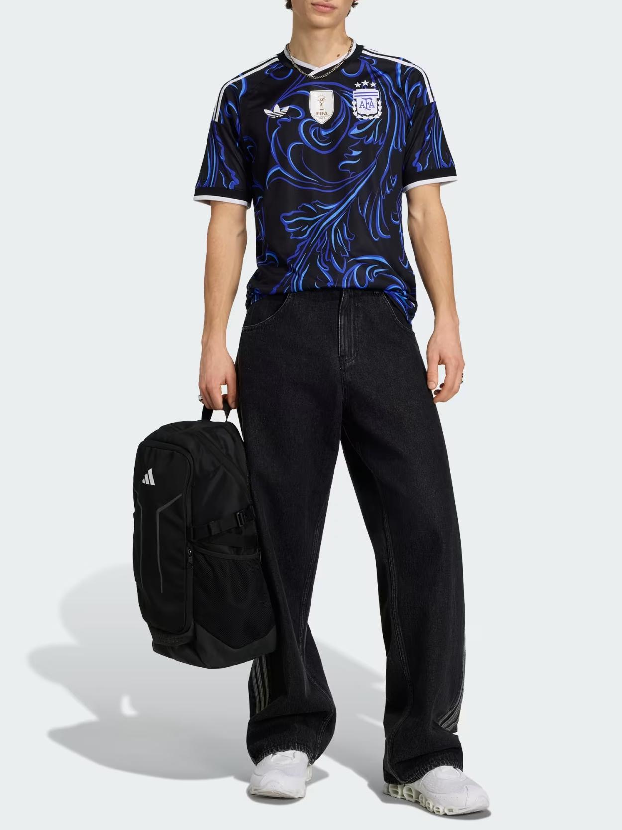 推荐商品：adidas Originals/三叶草 套头速干透气短袖足球服 黑/亮蓝/魔力蓝