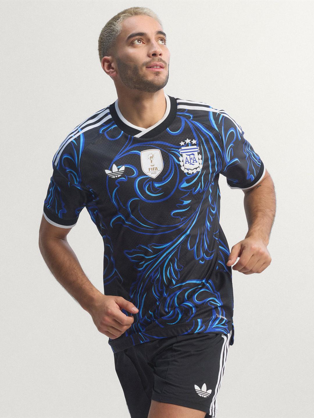 推荐商品：adidas Originals/三叶草 套头速干透气短袖足球服 黑/亮蓝/魔力蓝