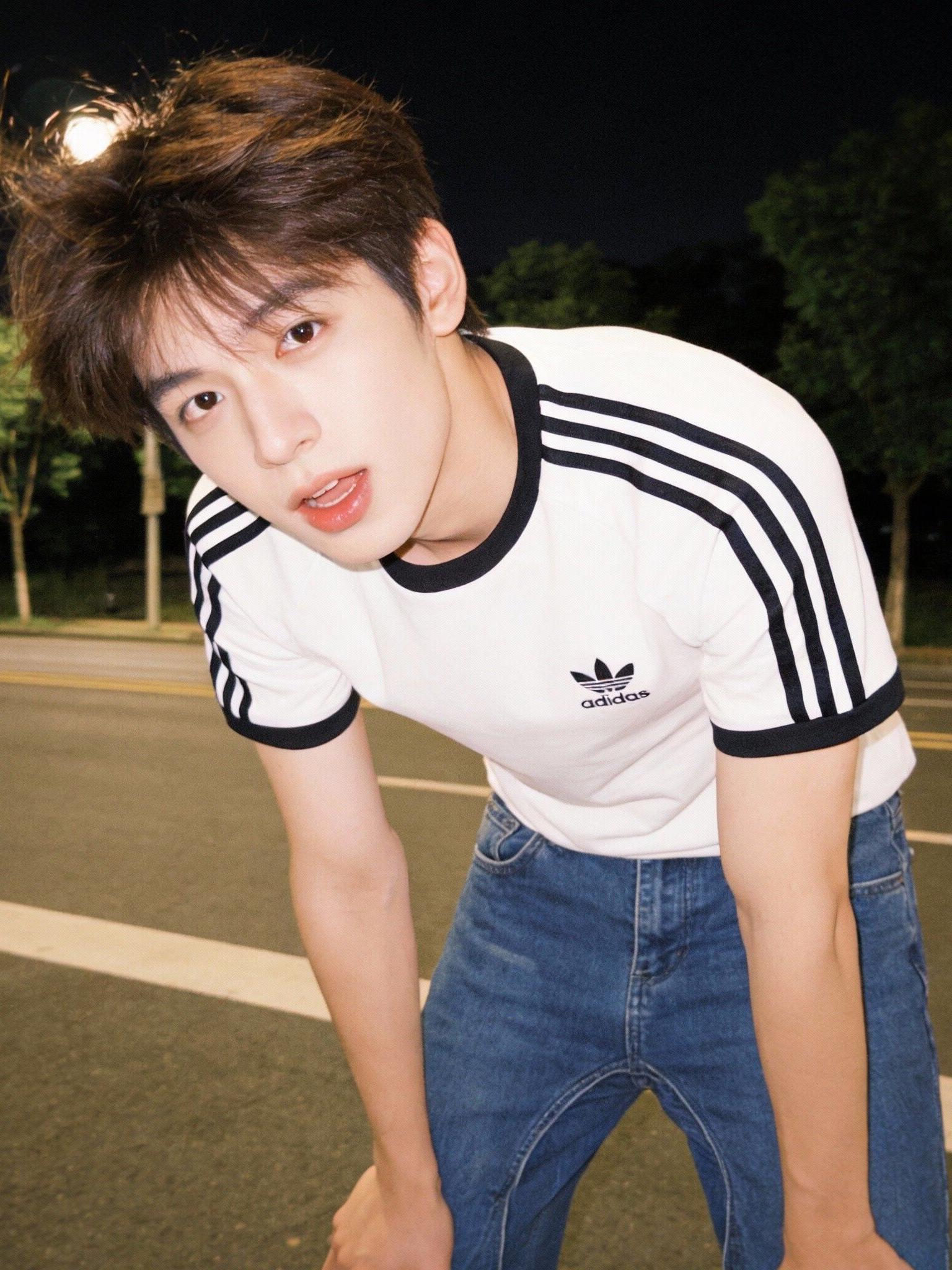 推荐商品：【Jennie同款】adidas Originals/三叶草 Adicolor系列拼接圆领棉质刺绣三条纹短袖T恤 KB2460 白