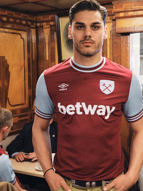 推荐商品：Umbro/茵宝 吸湿套头聚酯纤维短袖足球服 褐