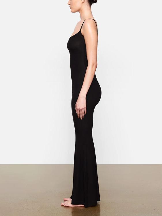 推荐商品：【沈梦辰同款】skims 纯色柔软长吊带连衣裙 女装 AP-DRS-0596-ONX 玛瑙黑 