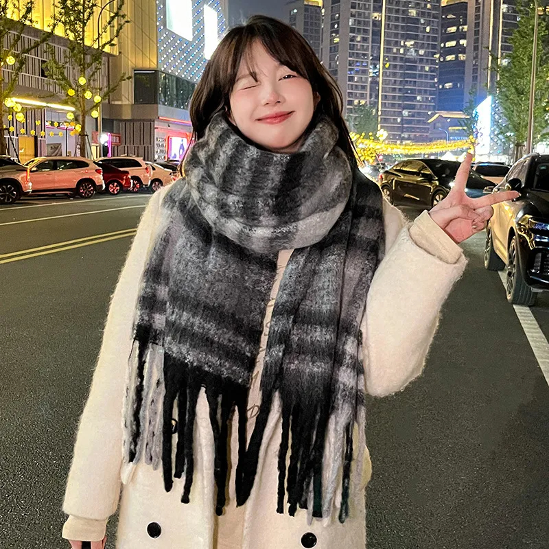 推荐商品：XNKW 流苏边加厚保暖马海毛绒线围巾 QZ-BN7003