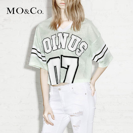 休闲运动！MO&Co.T恤球员运动网眼印花黑白条纹V领特色衫