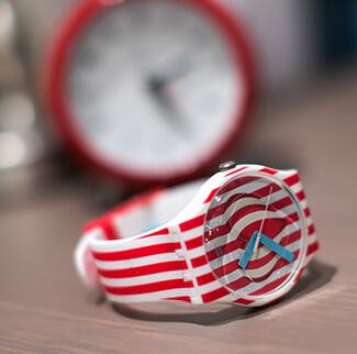 送女友好物！Swatch 斯沃琪 石英女表 甜蜜情人节 SUOZ168