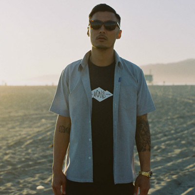 6叔上身款！MADNESS MDNS LOGO PRINT TEE