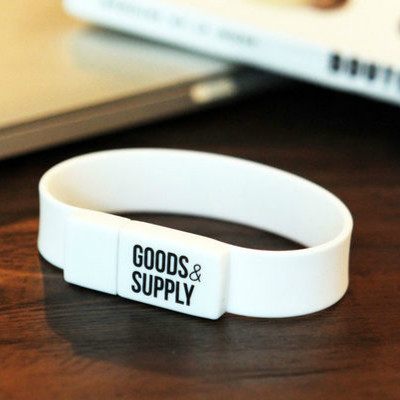 有范实用！GOODS&SUPPLY白色创意腕带U盘(8G)