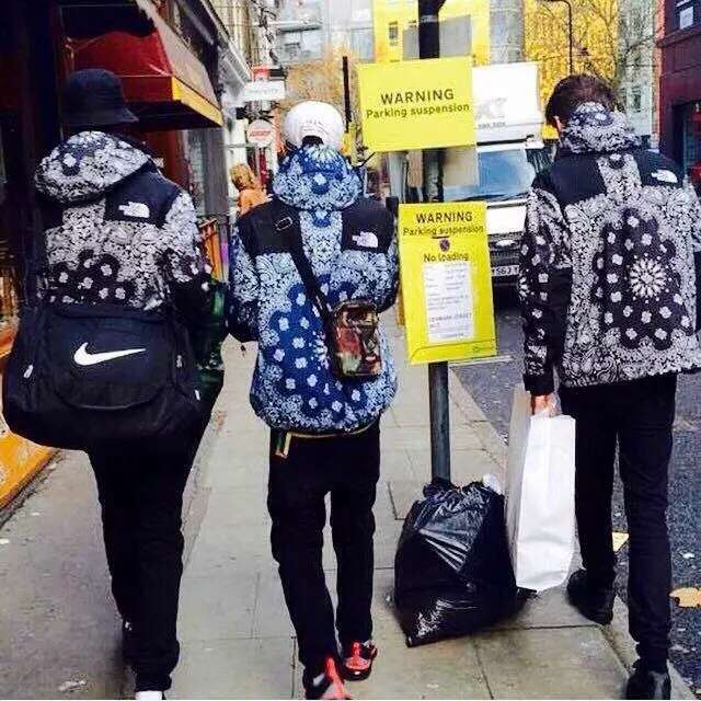 穿着Supreme x TNF，你知道腰果花≠bandana么？