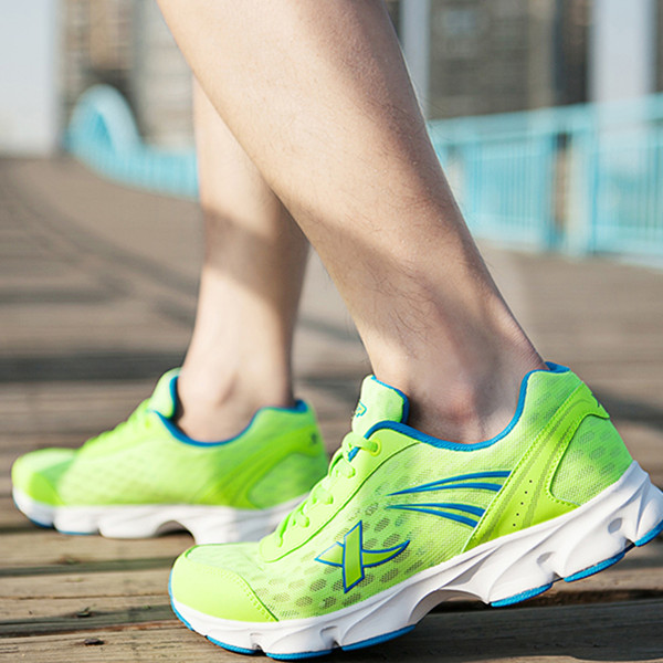 舒适百搭！特步新款男式跑步鞋985219119590