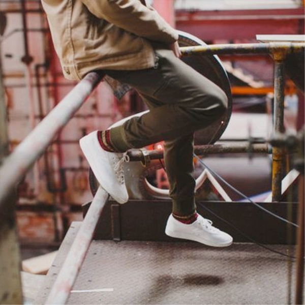 听说90后现在都穿这种裤子配SNEAKERS？