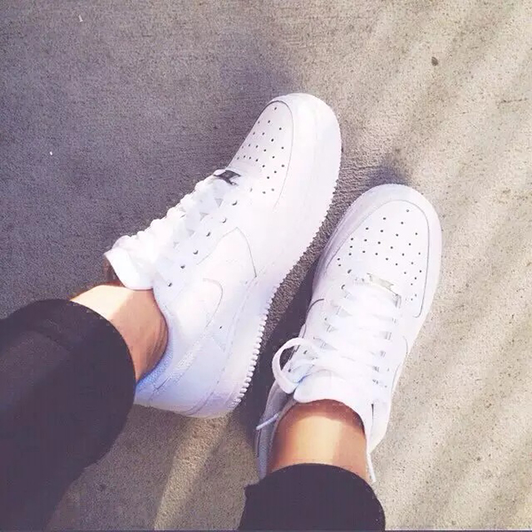 识货X新货网：AF1纯白399元秒杀，8月26日早10点准点抢！