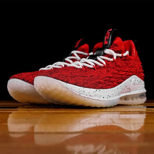 资讯：红色低帮 LeBron 15 Low 现已发售