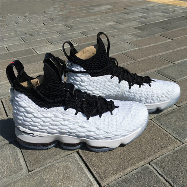 Nike LeBron 15 白黑