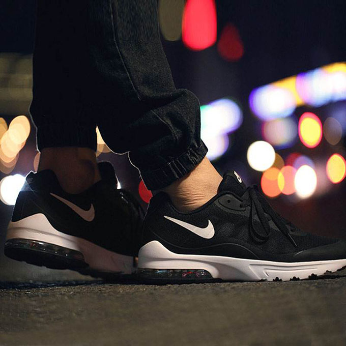 Nike Air Max Invigor 黑/白