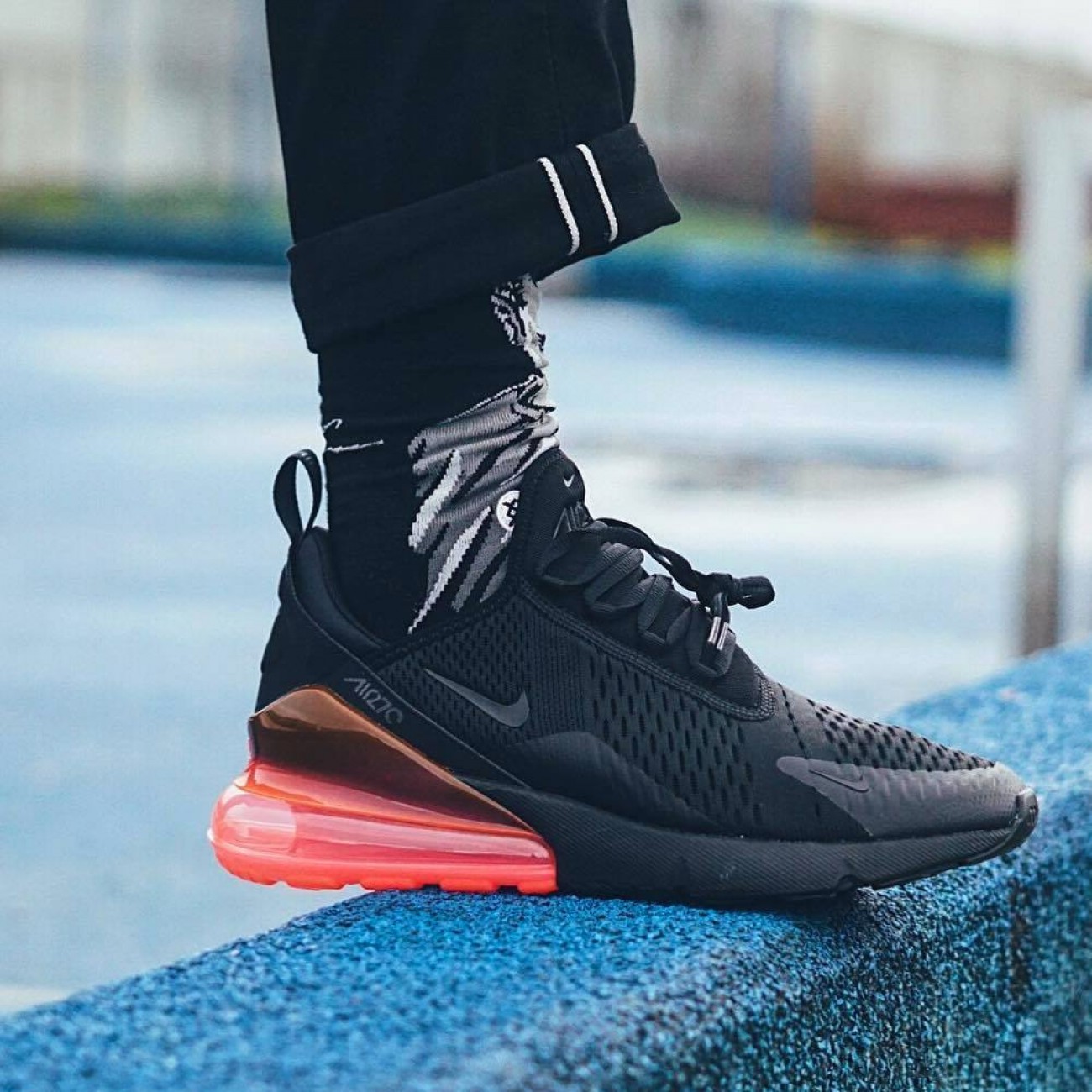 Nike Air Max 270 黑红