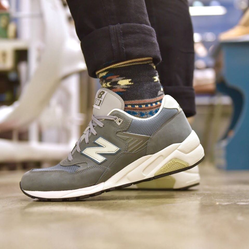 New Balance 580 深灰/米白