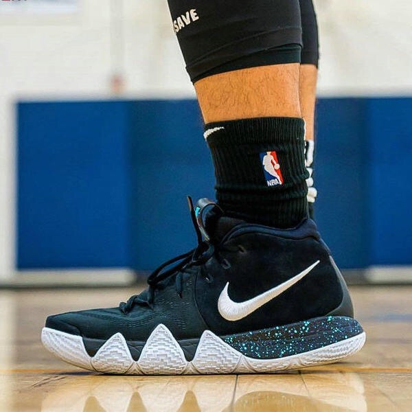 Nike Kyrie 4 黑白