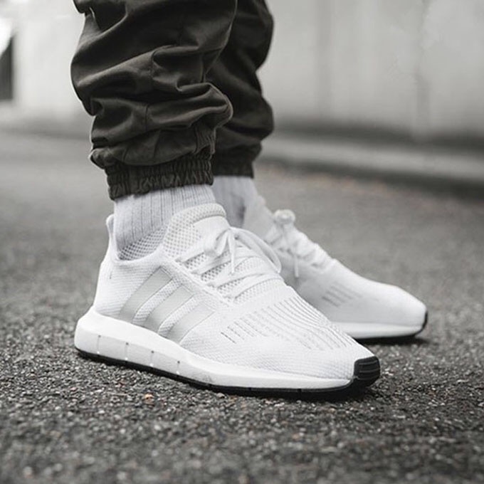 adidas Swift Run 白黑