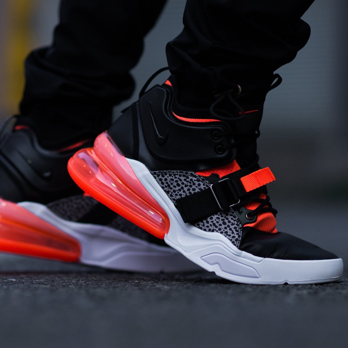 Nike Air Force 270 黑橙