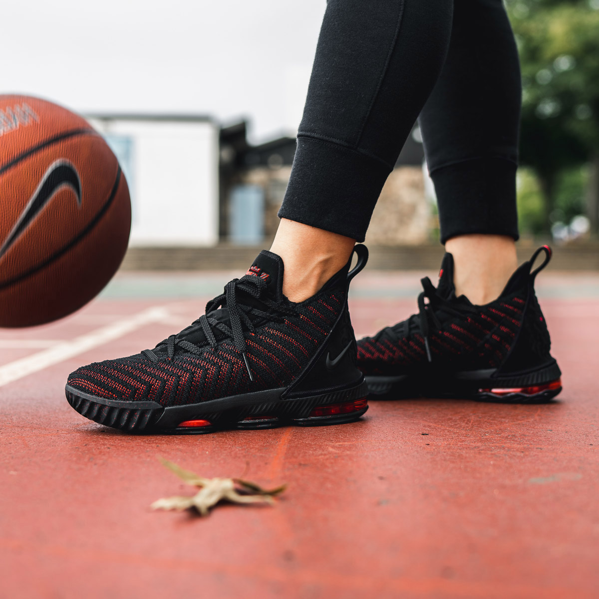 Nike Lebron 16 黑红