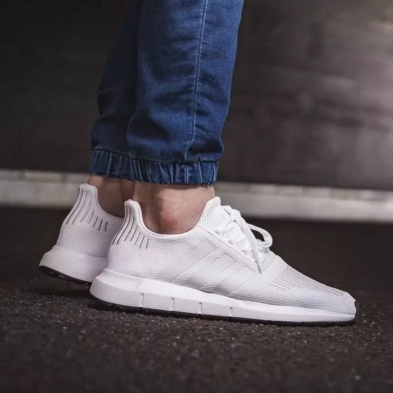 adidas Swift Run 白黑