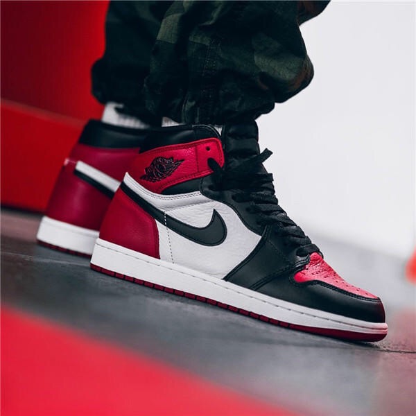 Air Jordan 1 黑红脚趾