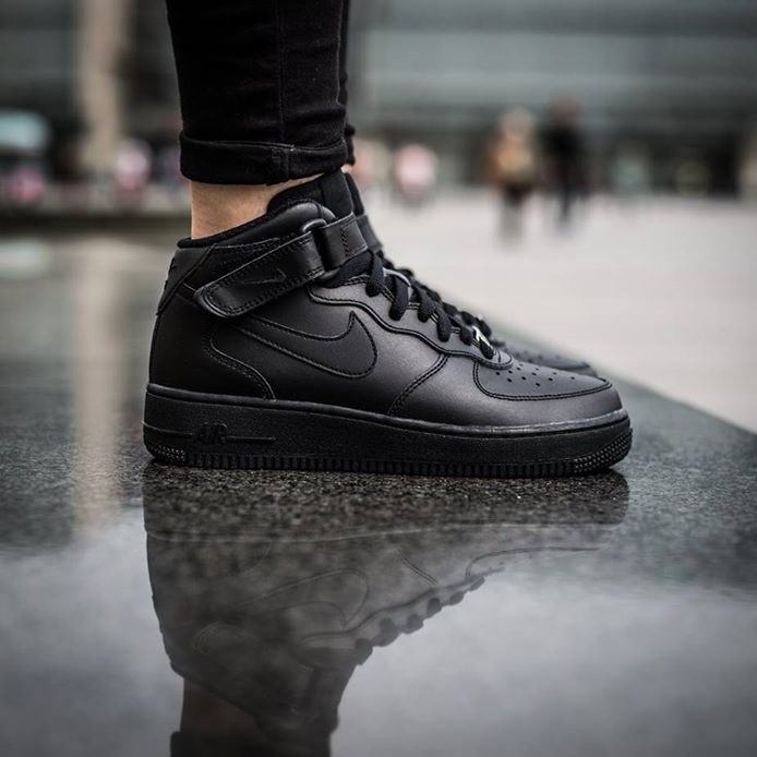 Nike Air Force 1 黑色Mid