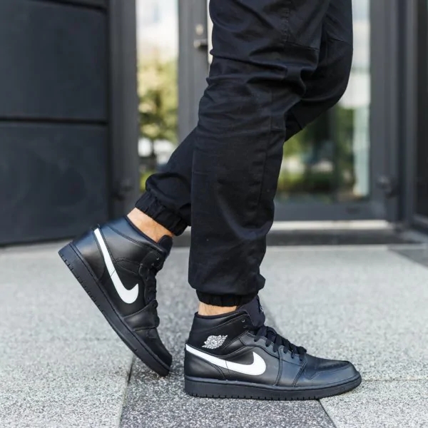 Air Jordan 1 黑色白钩
