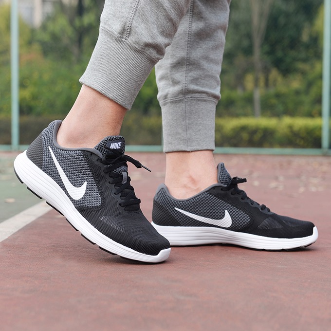 Nike Revolution 3 黑白