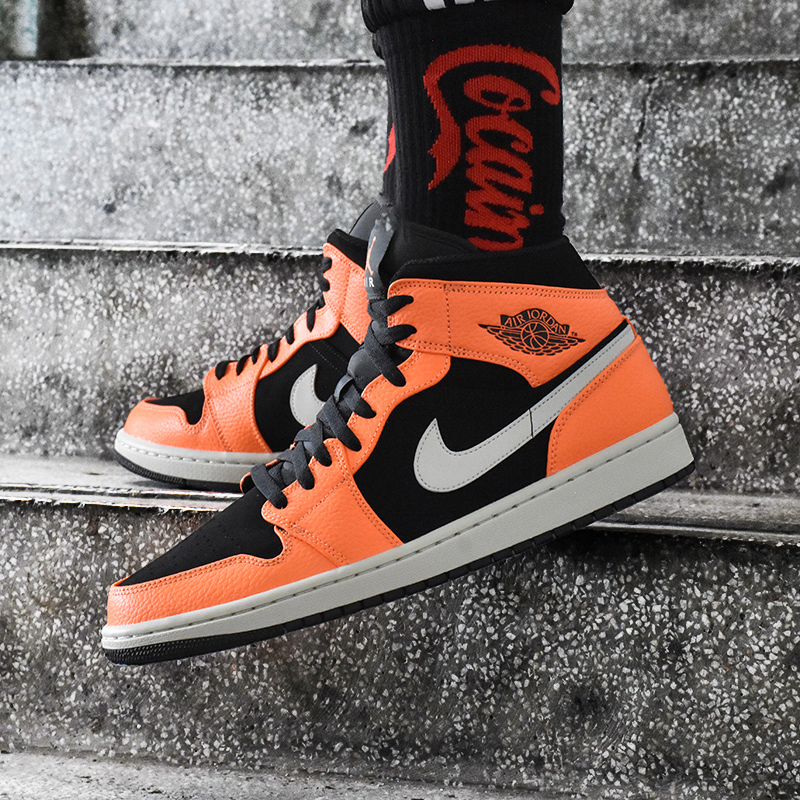 Air Jordan 1 Mid 黑橙/白勾荔枝皮