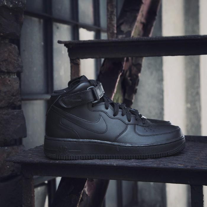 Nike Air Force 1 黑色Mid