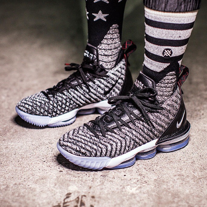 Nike Lebron 16 Oreo 黑灰