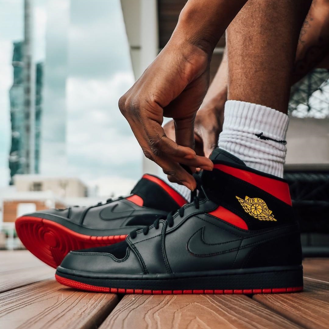 Air Jordan 1 Mid 最后一投/黑红