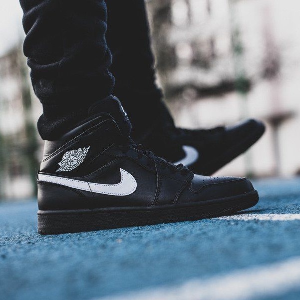 Air Jordan 1 Mid 黑色白钩