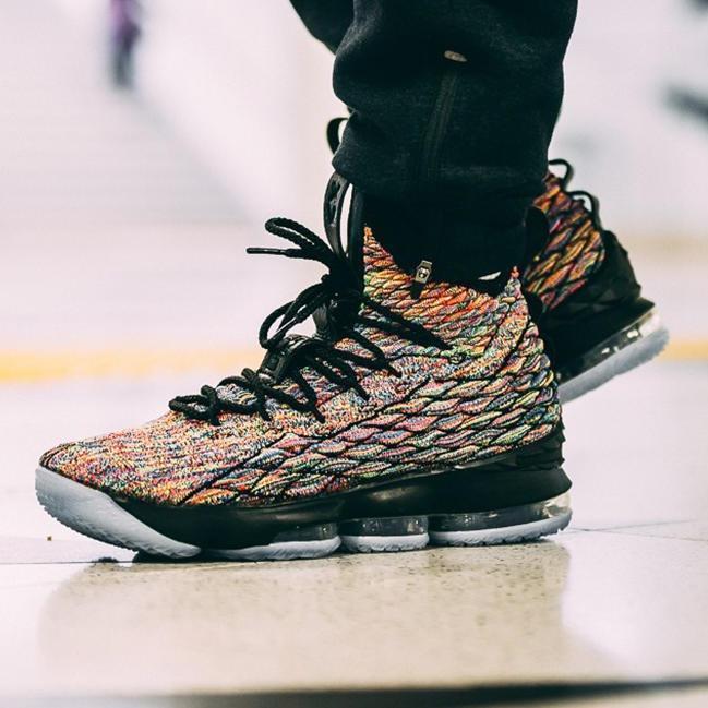 Nike LeBron 15  黑彩虹