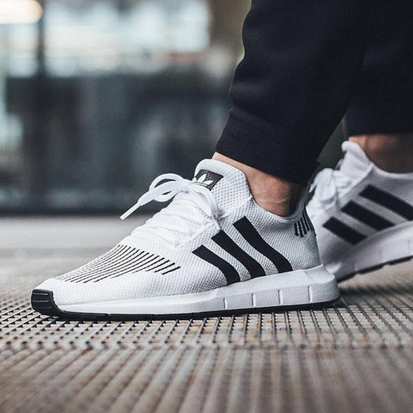 adidas Swift Run 白色/黑色