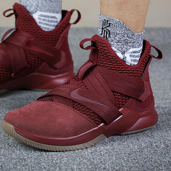 Nike LeBron Soldier 12 暗红