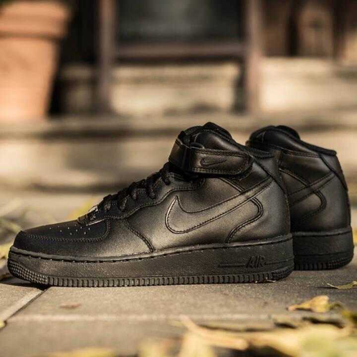 Nike Air Force 1 黑色Mid