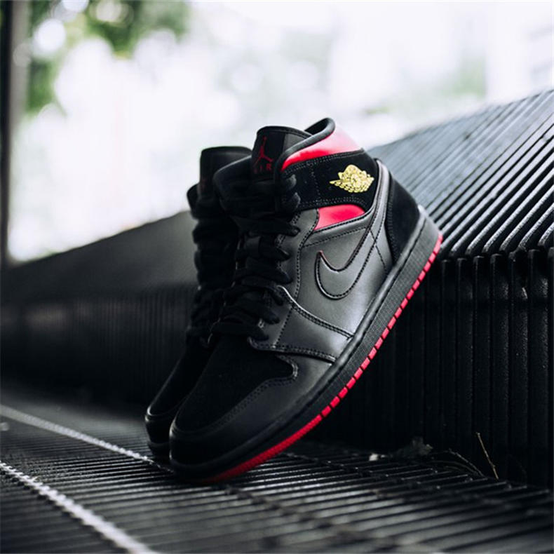 Air Jordan 1 Mid 最后一投/黑红