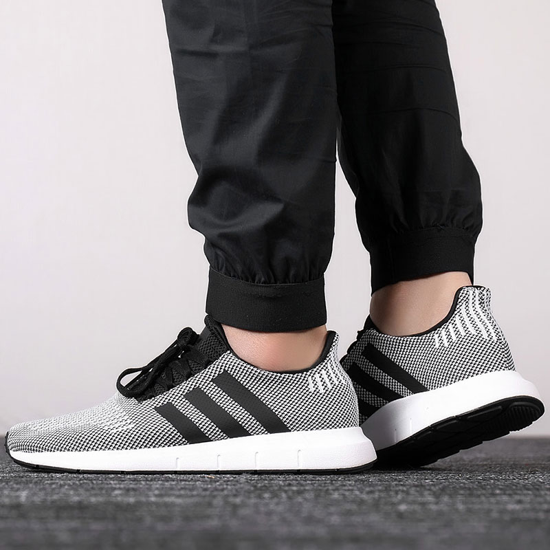 adidas Swift Run 灰黑白