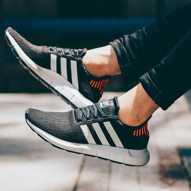 adidas Swift Run 黑红