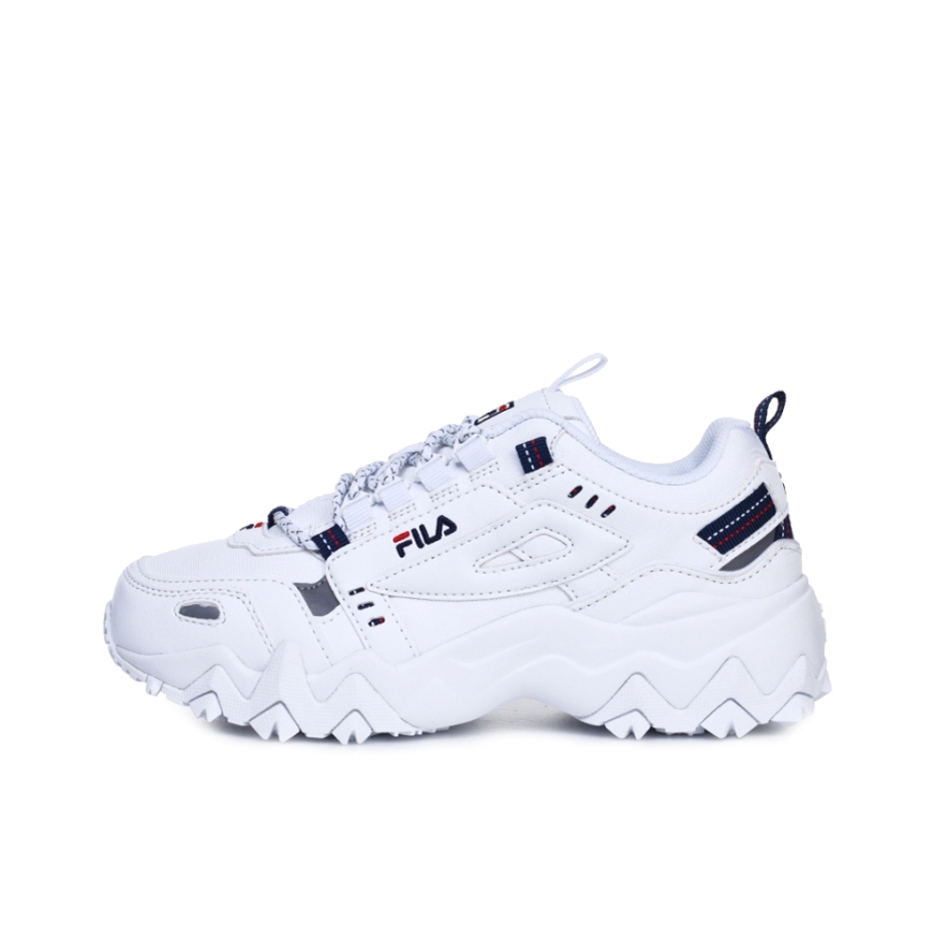 推荐商品：FILA/斐乐  Oakmont 欧客漫  防滑耐磨 减震透气 潮流复古 运动休闲 增高 织物合成革  老爹鞋 白色/黑色/灰色