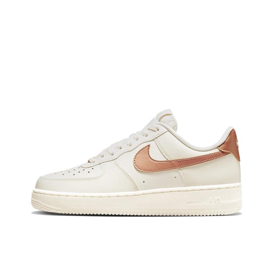 推荐商品：Nike Air Force 1 空军一号 板鞋 轻便舒适百搭耐磨防滑复古 嫩白色/金色